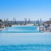 Duża, basenowa, niebieska woda w hotelu. Traveligo Blog
