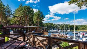Drewniany budynek nad jeziorem, Traveligo Blog