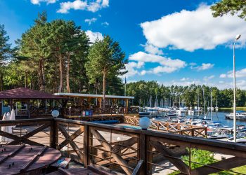 Drewniany budynek nad jeziorem, Traveligo Blog