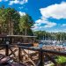 Drewniany budynek nad jeziorem, Traveligo Blog