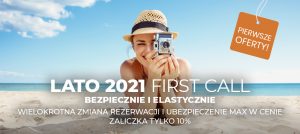Kobieta na plaży z aparatem fotograficznym - Traveligo Blog