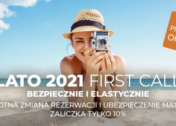 Kobieta na plaży z aparatem fotograficznym - Traveligo Blog