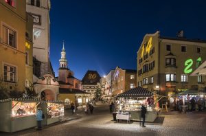 Ruchliwy jarmark bożonarodzeniowy na nocnej ulicy. Traveligo Blog