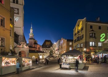 Ruchliwy jarmark bożonarodzeniowy na nocnej ulicy. Traveligo Blog