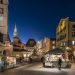Ruchliwy jarmark bożonarodzeniowy na nocnej ulicy. Traveligo Blog