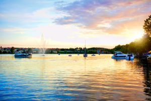 Jezioro z fontanną i łodziami. Traveligo Blog
