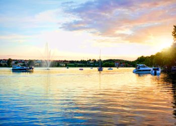 Jezioro z fontanną i łodziami. Traveligo Blog