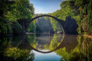 Kamienny most otoczony zielenią - Traveligo Blog