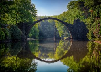 Kamienny most otoczony zielenią - Traveligo Blog