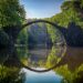 Kamienny most otoczony zielenią - Traveligo Blog