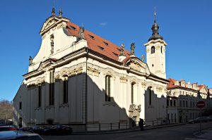 Okazały kościół z czerwonymi dachami. Traveligo Blog