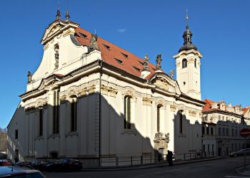 Okazały kościół z czerwonymi dachami. Traveligo Blog