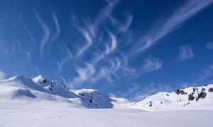 Śnieżne wzgórza, niebo z chmurami - Traveligo Blog
