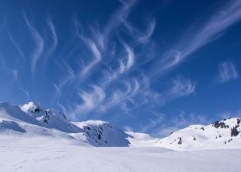 Śnieżne wzgórza, niebo z chmurami - Traveligo Blog
