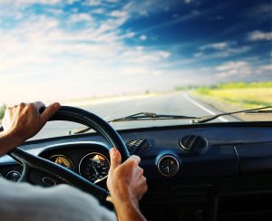 Dłoń na kierownicy samochodu. Traveligo Blog