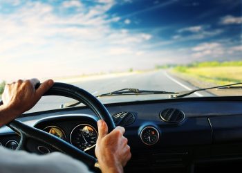 Dłoń na kierownicy samochodu. Traveligo Blog