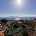 Błękitne niebo, zachodzące słońce, zielone drzewa i zabudowania - Traveligo Blog