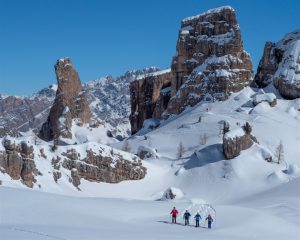Zaśnieżone góry, grupka narciarzy, Traveligo Blog.
