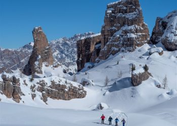 Zaśnieżone góry, grupka narciarzy, Traveligo Blog.