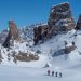 Zaśnieżone góry, grupka narciarzy, Traveligo Blog.
