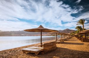 Parasole na plaży, widok na góry. Traveligo Blog