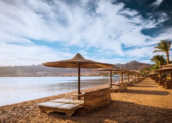 Parasole na plaży, widok na góry. Traveligo Blog