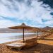 Parasole na plaży, widok na góry. Traveligo Blog