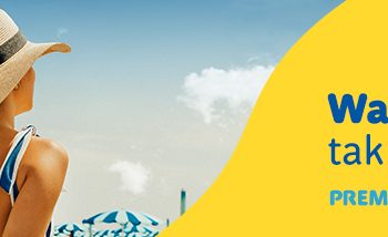 Pełny obrazek. Kobieta w kapeluszu i bikini na plaży. Traveligo Blog