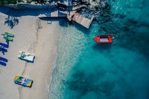 Plaża z łodziami i molo. Traveligo Blog