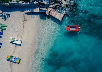 Plaża z łodziami i molo. Traveligo Blog