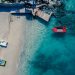 Plaża z łodziami i molo. Traveligo Blog