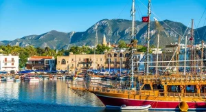 Malownicza zatoka z drewnianymi łodziami turystycznymi i morskimi. Traveligo Blog