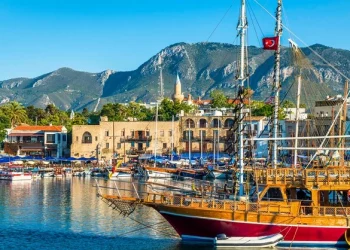 Malownicza zatoka z drewnianymi łodziami turystycznymi i morskimi. Traveligo Blog