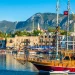 Malownicza zatoka z drewnianymi łodziami turystycznymi i morskimi. Traveligo Blog