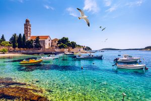 Łódki, budynki, woda, niebo, ptaki. Traveligo Blog