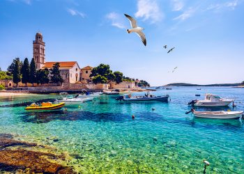 Łódki, budynki, woda, niebo, ptaki. Traveligo Blog