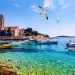 Łódki, budynki, woda, niebo, ptaki. Traveligo Blog