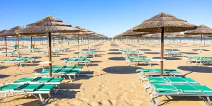Słomiane parasole na plaży - Traveligo Blog