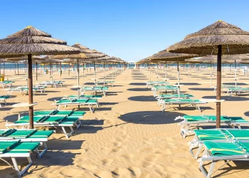 Słomiane parasole na plaży - Traveligo Blog