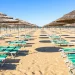 Słomiane parasole na plaży - Traveligo Blog