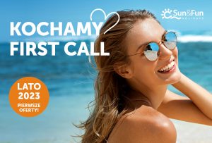 Kobieta w okularach przeciwsłonecznych, uśmiechnięta, na tle morza i plaży. Traveligo Blog