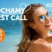 Kobieta w okularach przeciwsłonecznych, uśmiechnięta, na tle morza i plaży. Traveligo Blog
