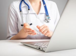 Lekarz używający laptopa - Traveligo Blog