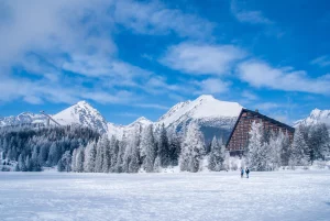 Wysokie góry, Śnieg, Drzewa, Budynek, Traveligo Blog