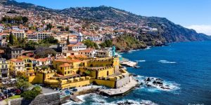 Zabudowania na wzgórzach nad morzem - Traveligo Blog