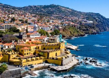 Zabudowania na wzgórzach nad morzem - Traveligo Blog
