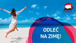 Kobieta w białej sukience skacząca na plaży. Traveligo Blog