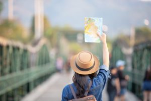 Kobieta trzyma mapę - Traveligo Blog