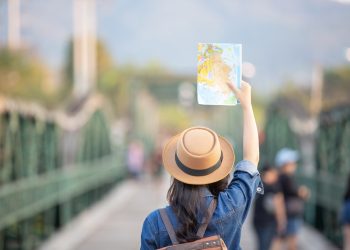 Kobieta trzyma mapę - Traveligo Blog