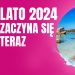 Plażowa scena z kobietą na leżaku, drzewo i błękitne morze. Traveligo Blog